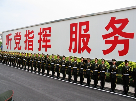驻澳门部队女兵接受检阅时的飒爽英姿