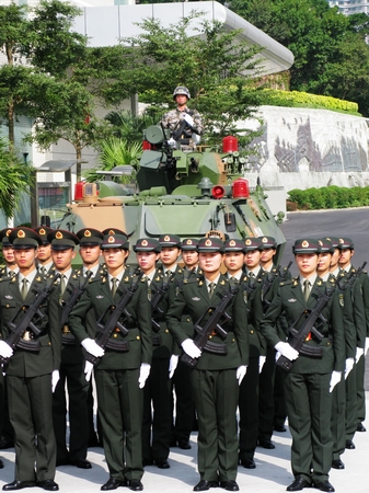 驻澳门部队女兵接受检阅时的飒爽英姿