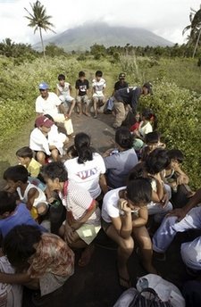菲律宾火山喷发在即 数万居民转移