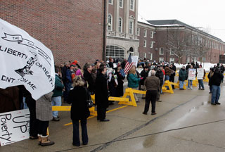 近千人集会反对关塔那摩囚犯转至美本土