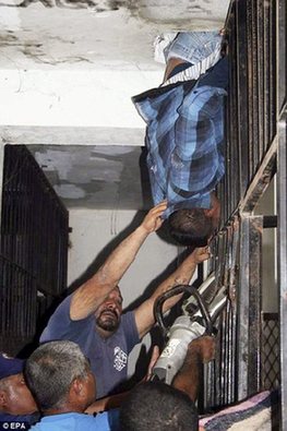 墨西哥囚犯真搞笑 越狱被卡呼叫狱警帮忙