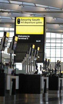 英国警察逮捕3名声称炸机醉酒男子