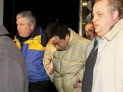 中国男子因越界吻别导致美机场关闭而被捕