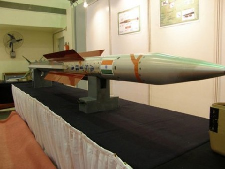 印度试射“阿斯特拉”超视距空空导弹（图）
