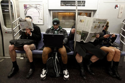 纽约地铁上演大规模“脱裤秀” 号称制造欢乐