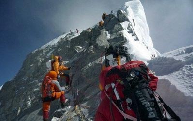 尼泊尔登山家欲当“珠峰清道夫” 20勇士闯死亡地带捡垃圾