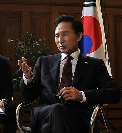 李明博:年内也可以与朝鲜国防委员长会面