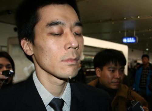 美国传教士抵京今晚回国 双目紧闭不谈“悔恨”