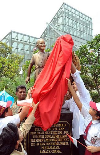 中央公园奥巴马铜像遭民众抗议 印尼政府被迫让其搬家