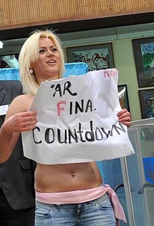 乌克兰大选第二轮投票遭遇美女裸体抗议(组图)