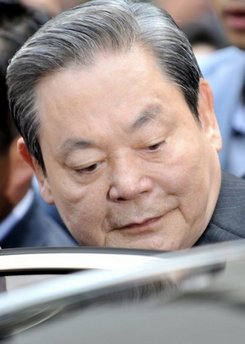 国际奥委会主席罗格力挺三星前会长李健熙