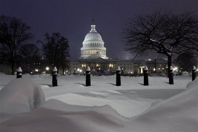 美国东海岸经历最糟糕冬天 华盛顿铲雪车无法工作