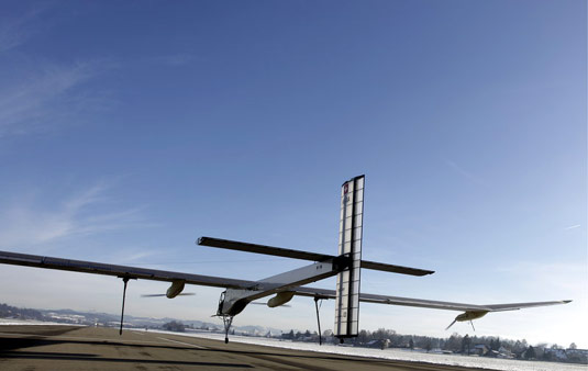 世界首架昼夜飞行太阳能飞机获准夜航试飞