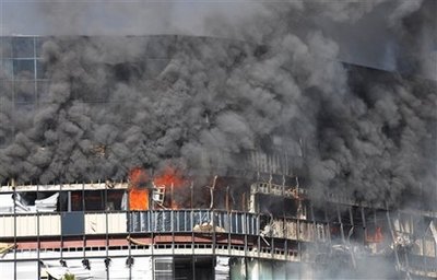 美国一幢大楼被飞机撞击 疑为蓄谋事件
