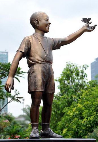 不堪印尼民众抗议 少年奥巴马铜像被移至曾就读小学
