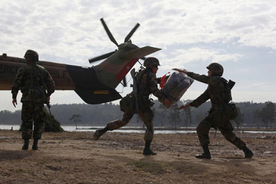 智利军方震后4天展开救援 空军司令与总统互相指责