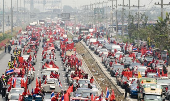 泰国上万红衫军从各地赴曼谷示威