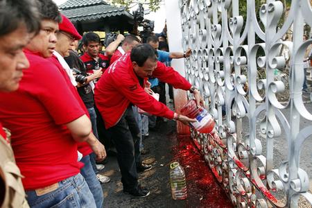 “红衫军”排队献血 血洒泰总理府大门