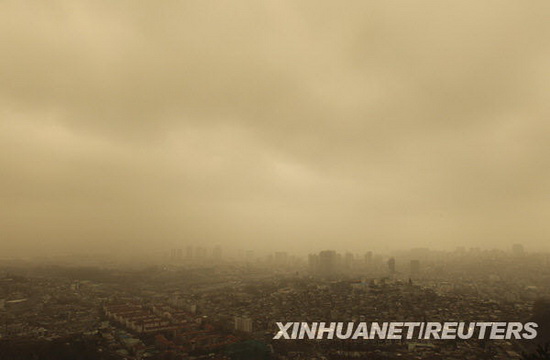 组图：韩国首尔发生沙尘暴 天空被沙土覆盖