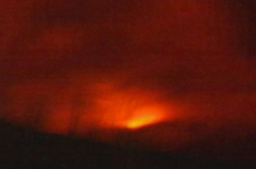 冰岛火山强烈爆发 全国进入紧急状态