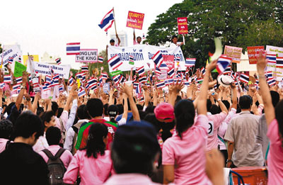 泰国三千民众集会反对红衫军解散国会(图)