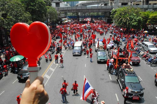 “红衫军”封锁曼谷交通要道 商场关门抗议者如厕难