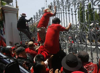 泰国“红衫军”冲入国会 阿披实宣布进入紧急状态