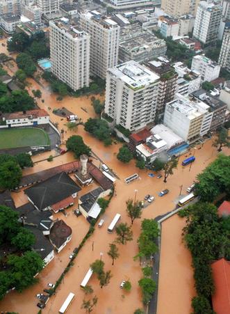巴西罕见暴雨95人亡 气候异常设施落后是罪首