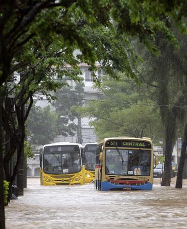 巴西罕见暴雨95人亡 气候异常设施落后是罪首
