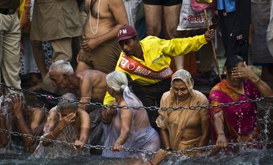 恒河沐浴庆祝印度“大壶节” 2人溺水身亡