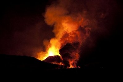 图：冰岛火山或爆发在即 开始疏散游客