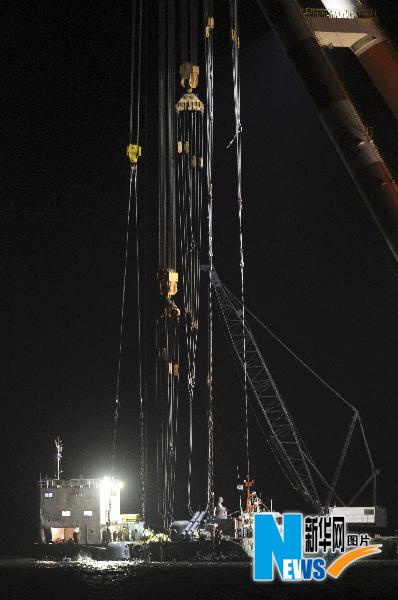 韩“天安”舰舰尾浮出水面 今下午全面展开搜找工作