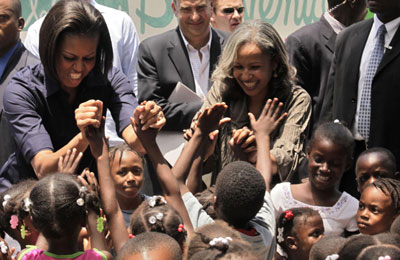 图：美国正副总统夫人同访海地 重申美援建承诺