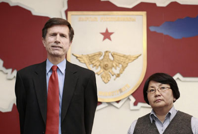 图：吉临时政府获美俄支持 逃亡总统集会响枪声