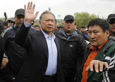 图：吉临时政府获美俄支持 逃亡总统集会响枪声