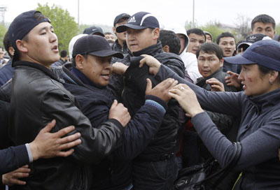 图：吉临时政府获美俄支持 逃亡总统集会响枪声