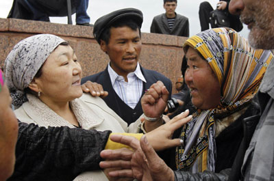 图：吉临时政府获美俄支持 逃亡总统集会响枪声