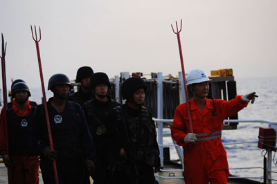 组图：第五批护航编队与被护船舶开展联合反海盗演练