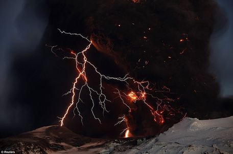 冰岛人在火山灰笼罩下的黑暗生活