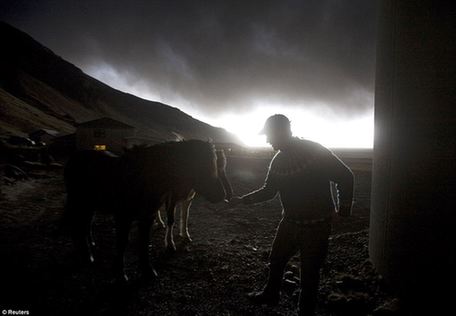 冰岛人在火山灰笼罩下的黑暗生活
