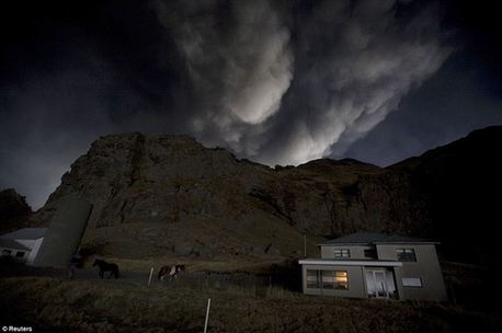 冰岛人在火山灰笼罩下的黑暗生活