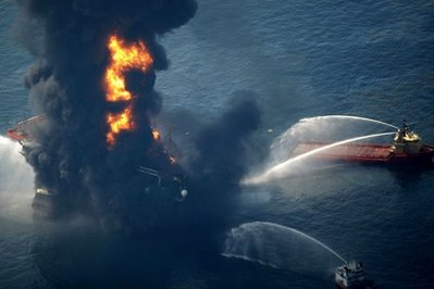 美石油钻井平台起火爆炸11人失踪