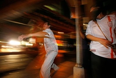 泰国红衫军与曼谷市民冲突至少20人受伤（组图）