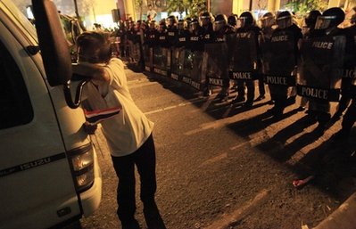 泰国红衫军与曼谷市民冲突至少20人受伤（组图）