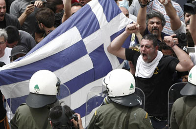 希腊举行全国罢工示威者与警察冲突 已有3人死亡