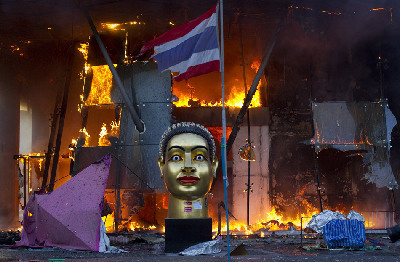 泰国曼谷世贸中心商场在冲突中遭纵火