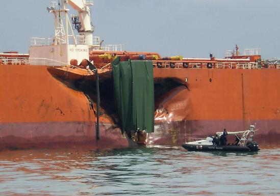 新加坡海峡油轮与货船相撞 造成2500吨原油泄漏
