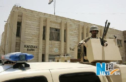伊拉克银行遭劫损失550万美元 警匪勾结保安被