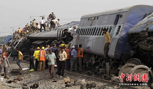 印度火车脱轨已致110人死亡