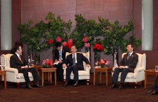 温家宝与韩国经济界人士座谈侧记